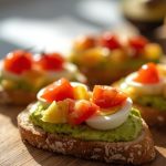 Celozrnné bagetky s avokádem, vejcem a rajčetem