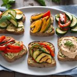 Mini celozrnné toasty s hummusem a grilovanou zeleninou